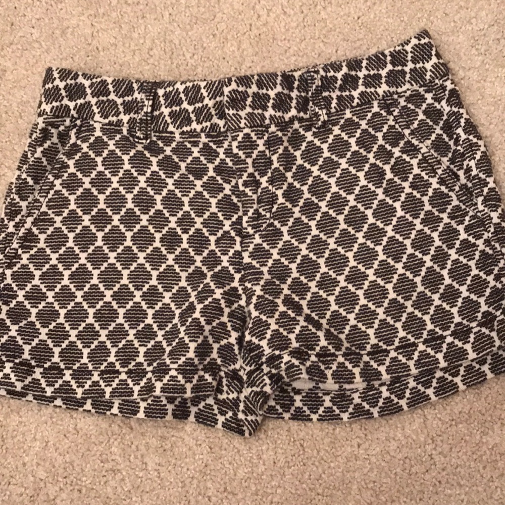 gap “The City 3 inch” black and white shorts